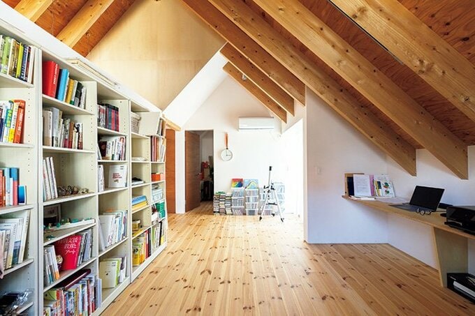 背面には大容量の本棚