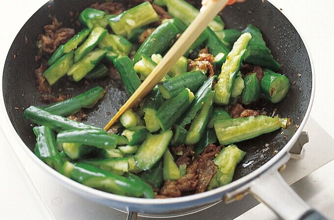 きゅうりを炒める