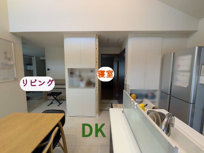 キッチンから寝室方向を見る