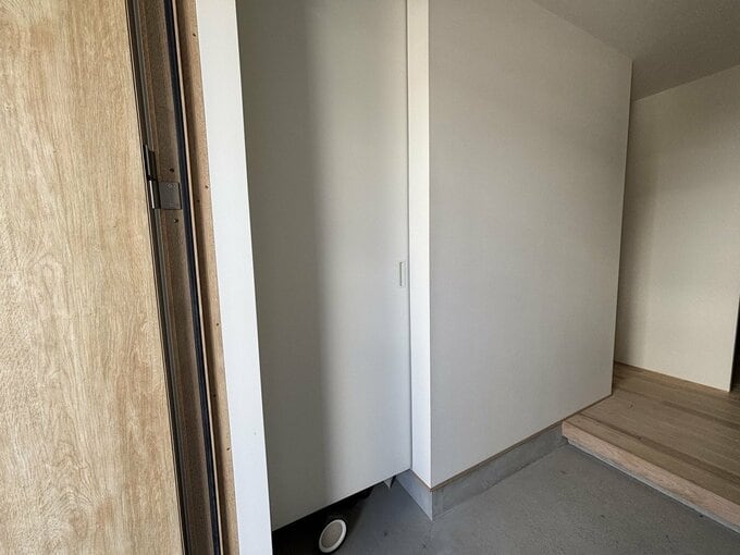引き戸をつけてすっきり見せた玄関収納