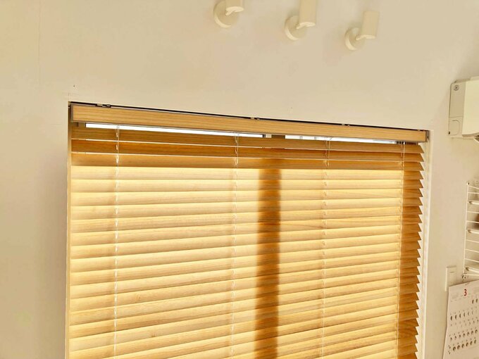 窓枠内に収めた天づけウッドブラインド