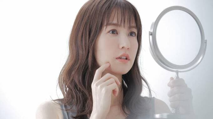 肌の状態を確認する女性