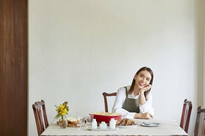 テーブルと滝沢カレンさん