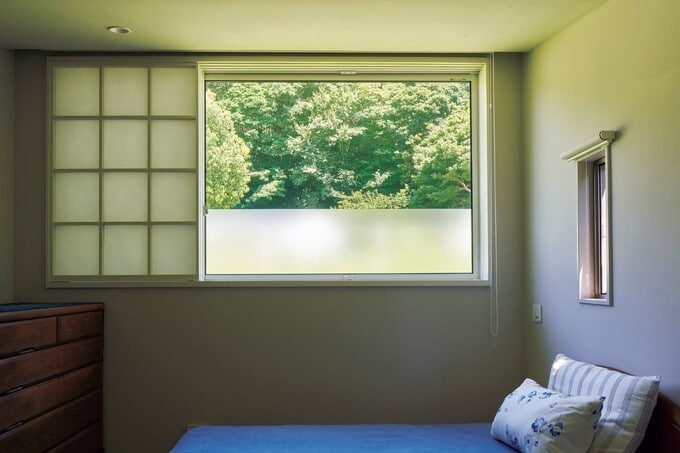 障子を開けると、山の緑が迫ってくる