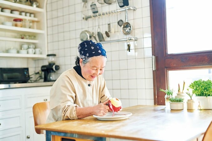 リンゴを向く女性