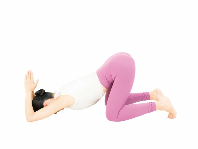 背中をそらせる