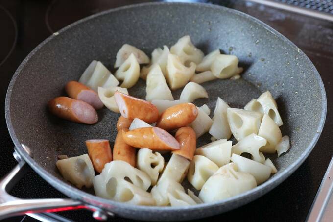 フライパンにレンコンとウインナー