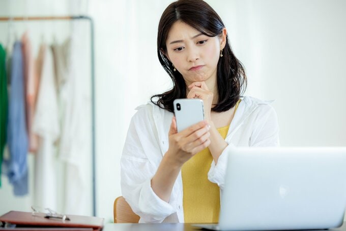 スマホを見る女性