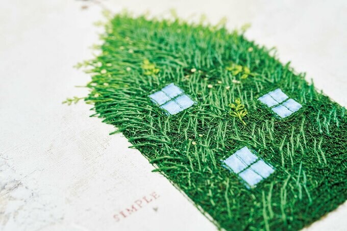 水色の布は、作品の中で窓ガラスのアップリケに