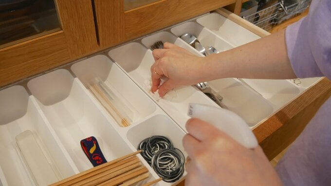 カトラリーケースを掃除する様子