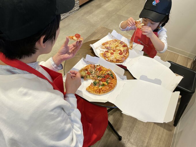 ピザを食べる親子