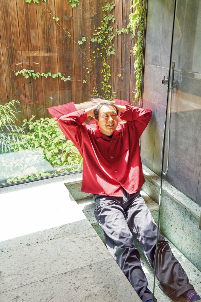 十和田石でつくられた掘り込み式の浴室