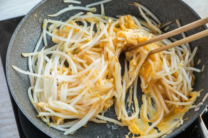 モヤシと卵を炒める