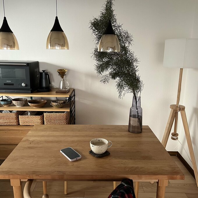 ようさんダイニングテーブルとスマホ