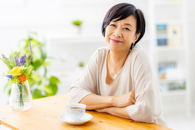 お茶を飲む女性