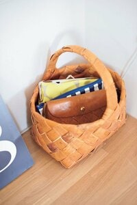 持ち手つきカゴにカバンの中身を出して毎回リセット