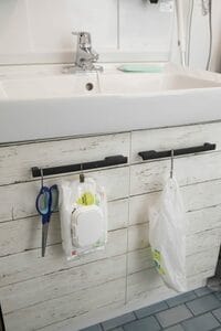 掃除シートやゴミ袋はすぐに出せるよう洗面台につるして