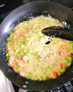 大きく混ぜながら半熟状にしていきます