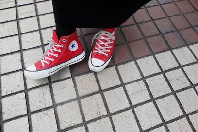 雨や雪の日もおしゃれを楽しむコツ。防水仕様のコンバースも