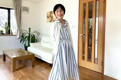 60代の「毎日ワンピース」。春コーデのお助けアイテム・白カーディガンの実例コーデ3つ