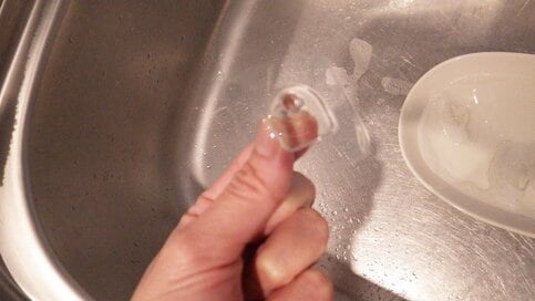 劣化した粘着フックを長もちさせる裏ワザ！食器用洗剤で粘着力が復活