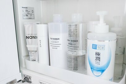 50代、老いを味方にするためにやっていること5つ。化粧水のW使用、血色メイク…