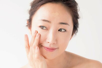 神崎恵さんがお手本！シミやくすみを一掃する大人のうるツヤ肌づくり