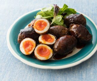 黄身がとろーりで食卓映え間違いなし！魅惑の肉巻き卵レシピ