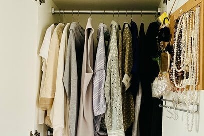 50代、大量の服を手放し「年間35着」に。団地ひとり暮らしの老後をラクにする服の持ち方