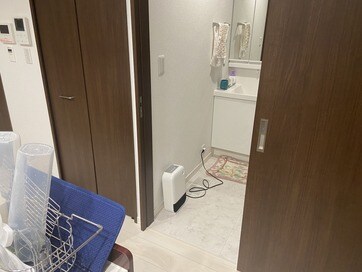 キッチンの隣に洗面所がある間取りの家。家事ラクを実現、2年住んで大満足