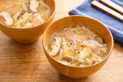 「冷凍キノコ」でつくる、具だくさんみそ汁レシピ。ベーコン×タマネギでうま味たっぷり