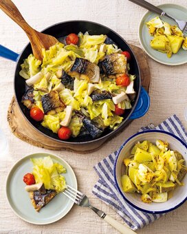 塩サバがオシャレなアクアパッツァに。副菜はポテトとゆで卵のサラダ