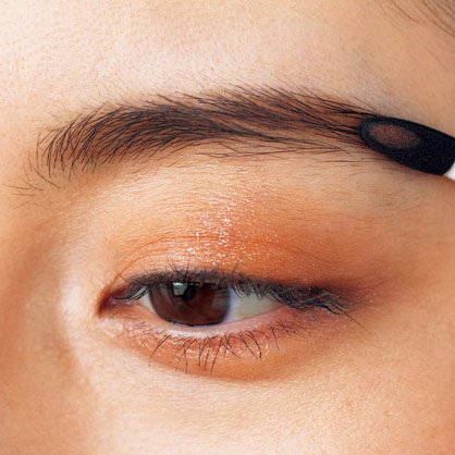 アイブロウで眉毛を整える