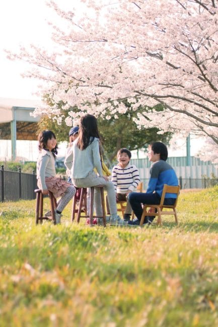 子どもの位置は、桜の真下ではなくカメラと桜の間くらい