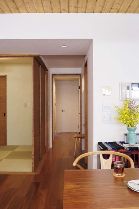 建具で閉め切ることもできるリビングダイニング隣接の和室