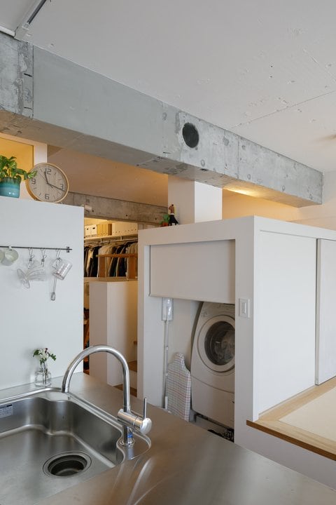 来客時などはロールスクリーンで隠せるランドリーコーナー