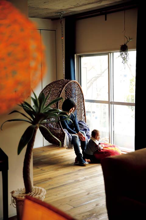 リビングの窓辺に取り付けたハンギングチェア