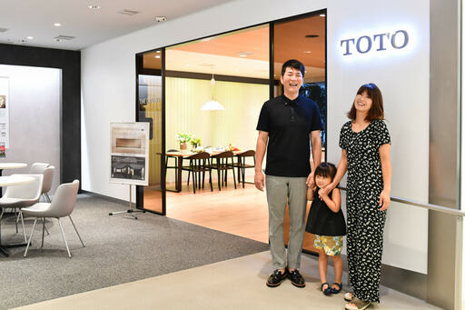TOTOショールームの前で記念撮影