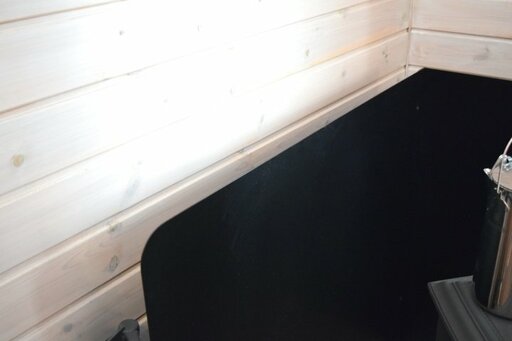 壁のサイズに合わせた遮熱板