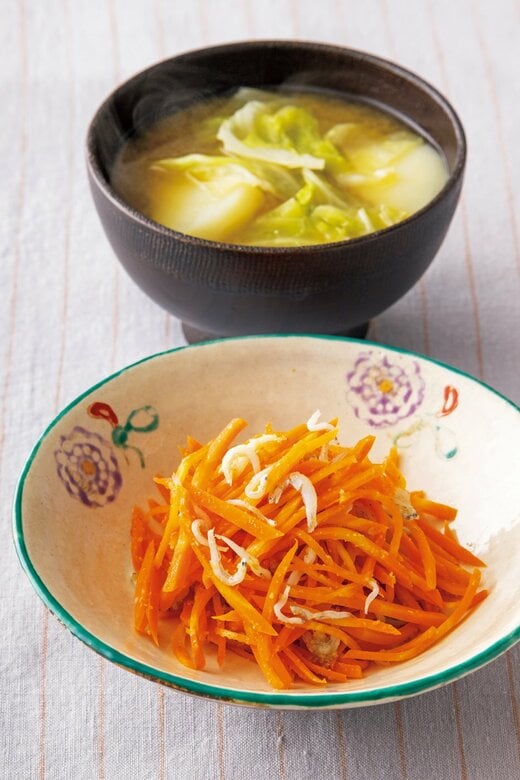 キャベツとジャガイモのみそ汁とニンジンのレンジナムル