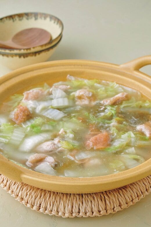 くたっとした白菜と鶏肉がたくさん入った鍋料理