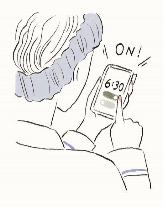 スマホでアラームをかける女性