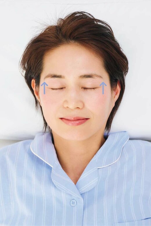 目を閉じてあおむけになっている女性