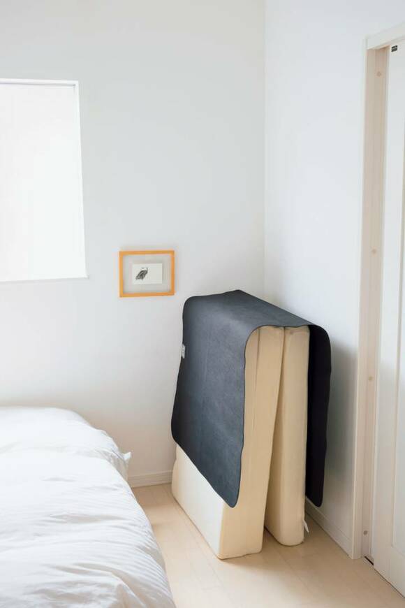 部屋のコーナーにマットレス