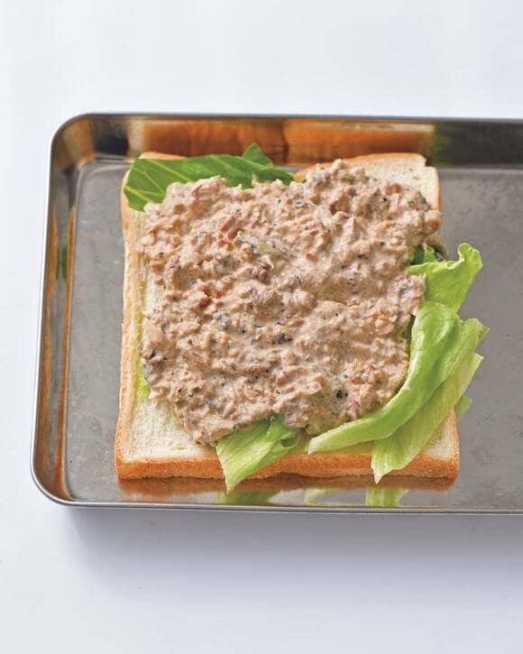 サバ水煮缶にマヨネーズを加えてサンド