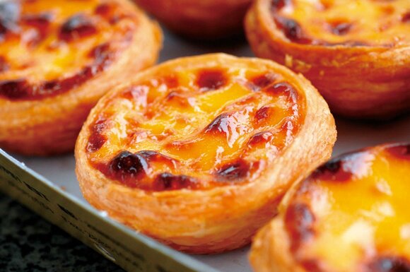 焼いているエッグタルト