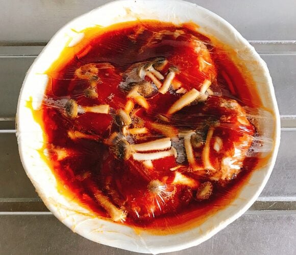 取り出してラップをぴったりかけ直して1~2分おき、余熱をとおす