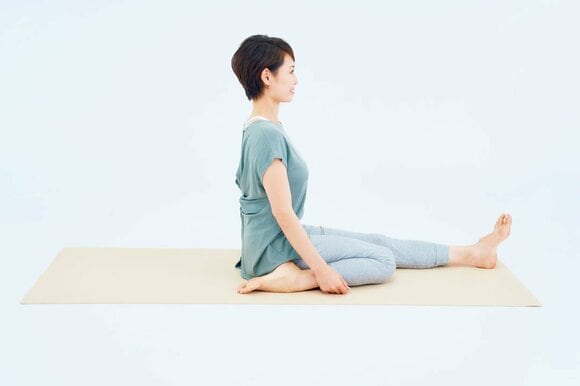 座って片足伸ばす