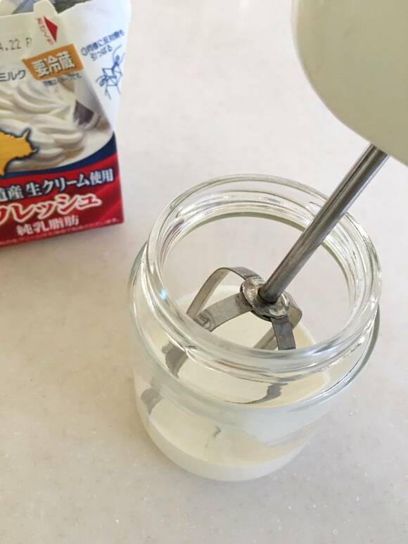 あきビンの中にハンドミキサー