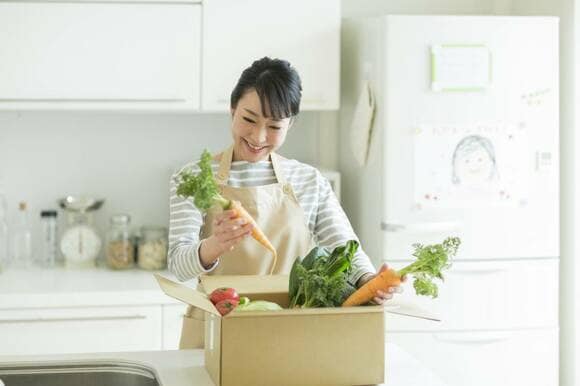 食材を見ている様子